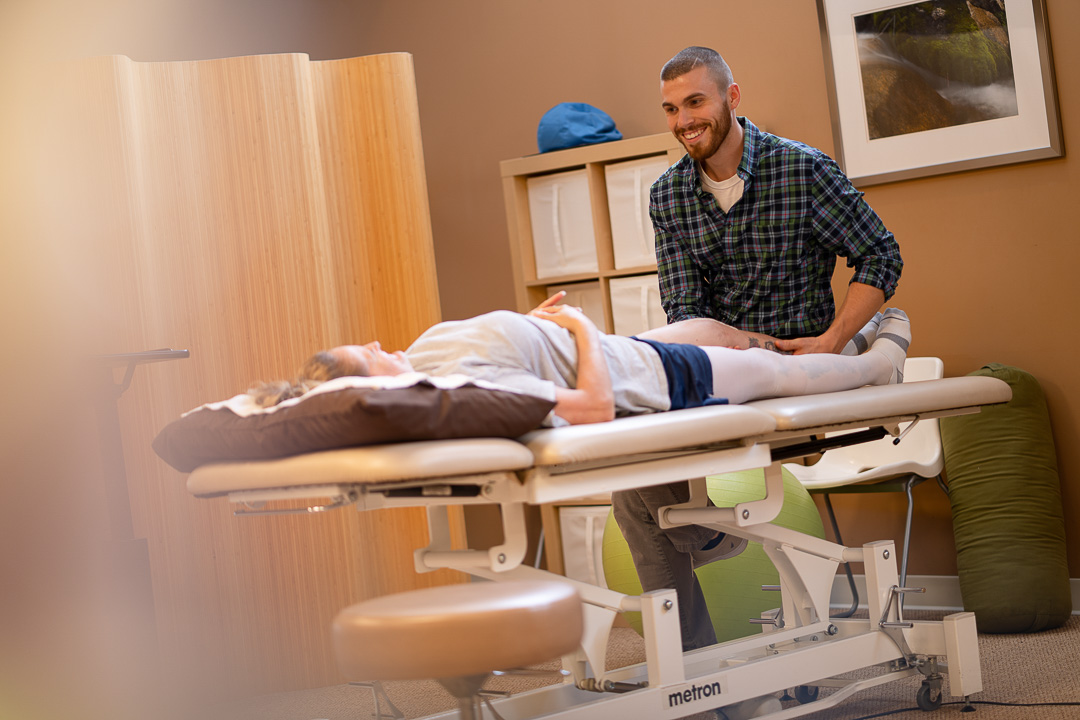 A one-on-one treatment session at Prana